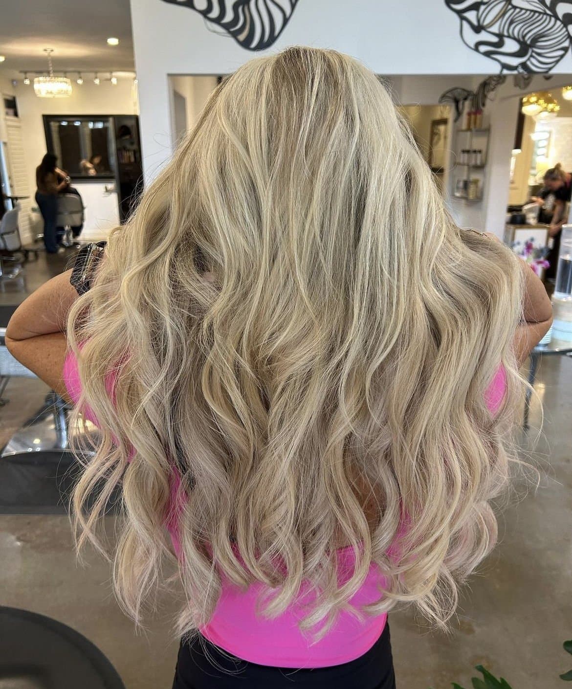 Long beige-blonde waves, from behind